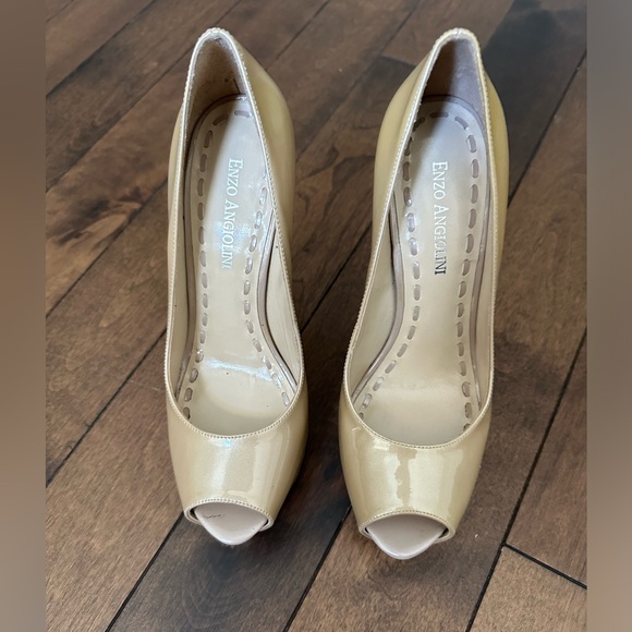 Enzo Angiolini platform heels. Size 6.5 beige patent leather. - Picture 4 of 4